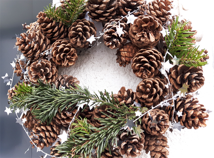 DIY: Winter Türkranz aus Zapfen selber machen